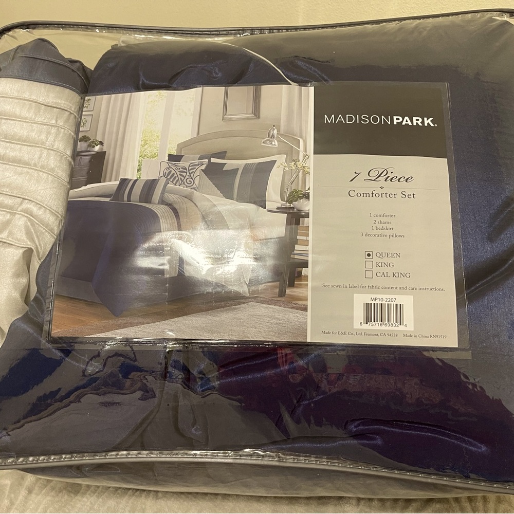 Brand new Hotel Collection Queen size 7 piece Comforter set